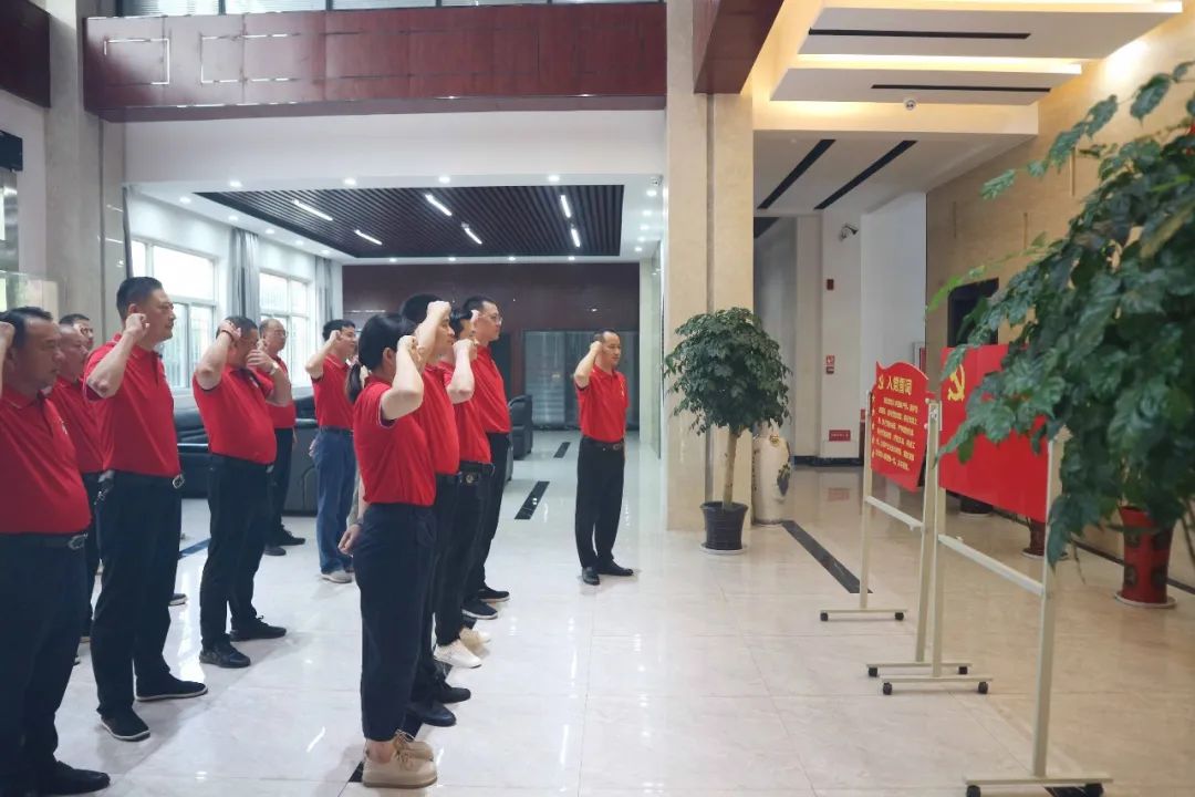 永遠(yuǎn)跟黨走，奮進(jìn)新征程
