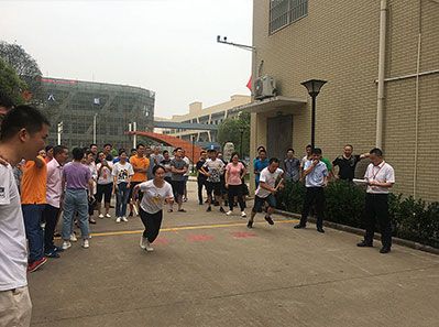 夏意漸濃迎賽事，接力短跑逞英豪