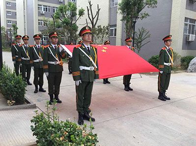 國歌嘹亮，紅旗招展--熱烈祝賀天虹公司圓滿舉行了新工業(yè)園揭牌儀式和升旗儀式